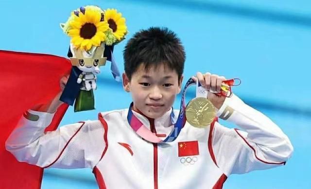 第15分钟，帕尔默后场带球太过犹豫被断，安东尼外围远射再次被桑切斯侧扑没收。